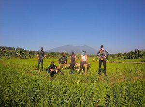 Luna Maya Diajak Trekking