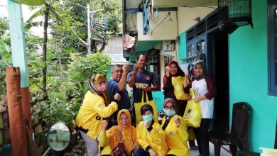 Photo of Aksi Sosial ‘Jum’at Berbagi’, Golkar Kota Bogor Bagikan 100 Paket Sembako Untuk Warga Panaragan
