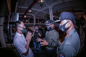 Bima Arya dan Agustiyansah saat operasi pemberlakuan jam malam