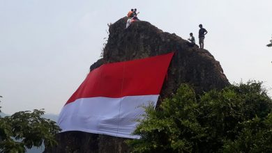 Photo of Bendera Merah Putih Raksasa Dikibarkan Di Gunung Munara, Rumpin Bogor